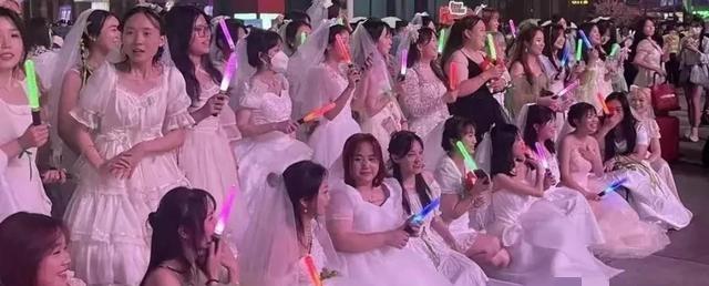 王源演唱会结束之后，婚纱商家被搞崩溃了，大量的粉丝退货甚至仅退款。王源演唱会，
