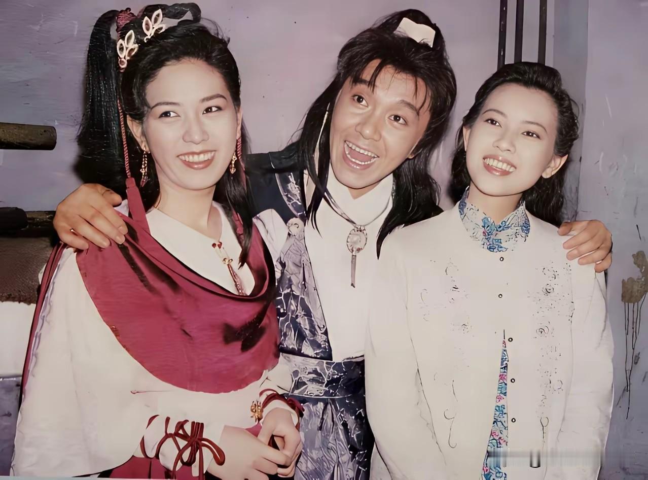 这是“星爷”最喜欢的女人罗慧娟（左一）是他一生的“白月光”，周星驰64岁了一直不