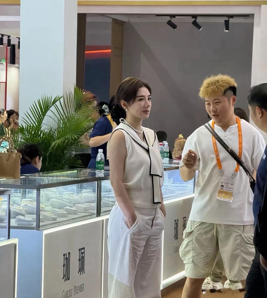 看来再贵的裤子都会有褶。