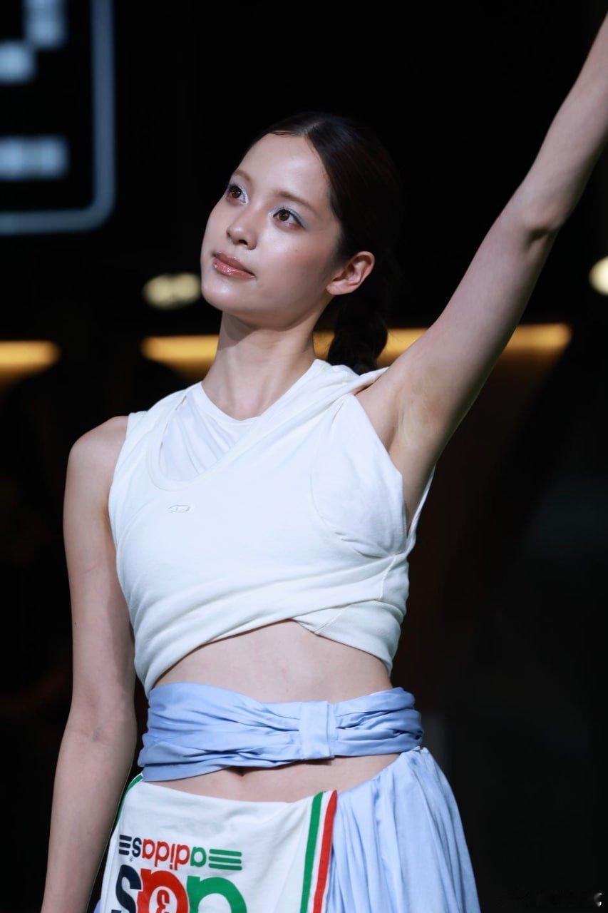 欧阳娜娜anotherman盛夏时尚派对生图，足球衣青春活力四射#欧阳娜娜#​