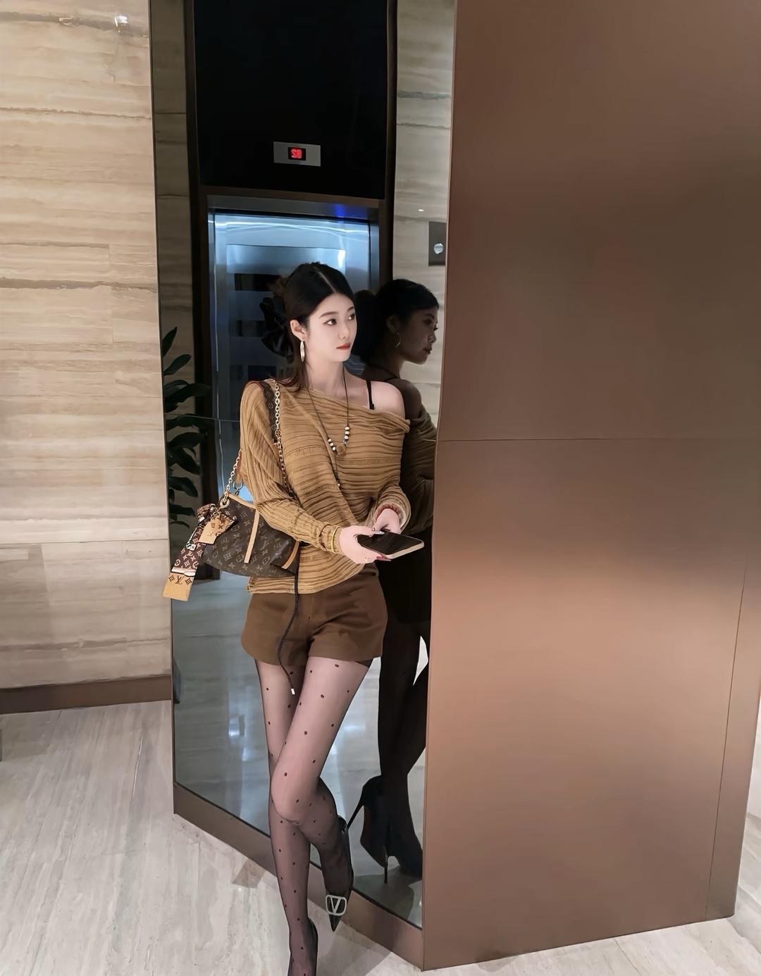 但是我知道丝袜现在是每个女性都搭配穿搭的