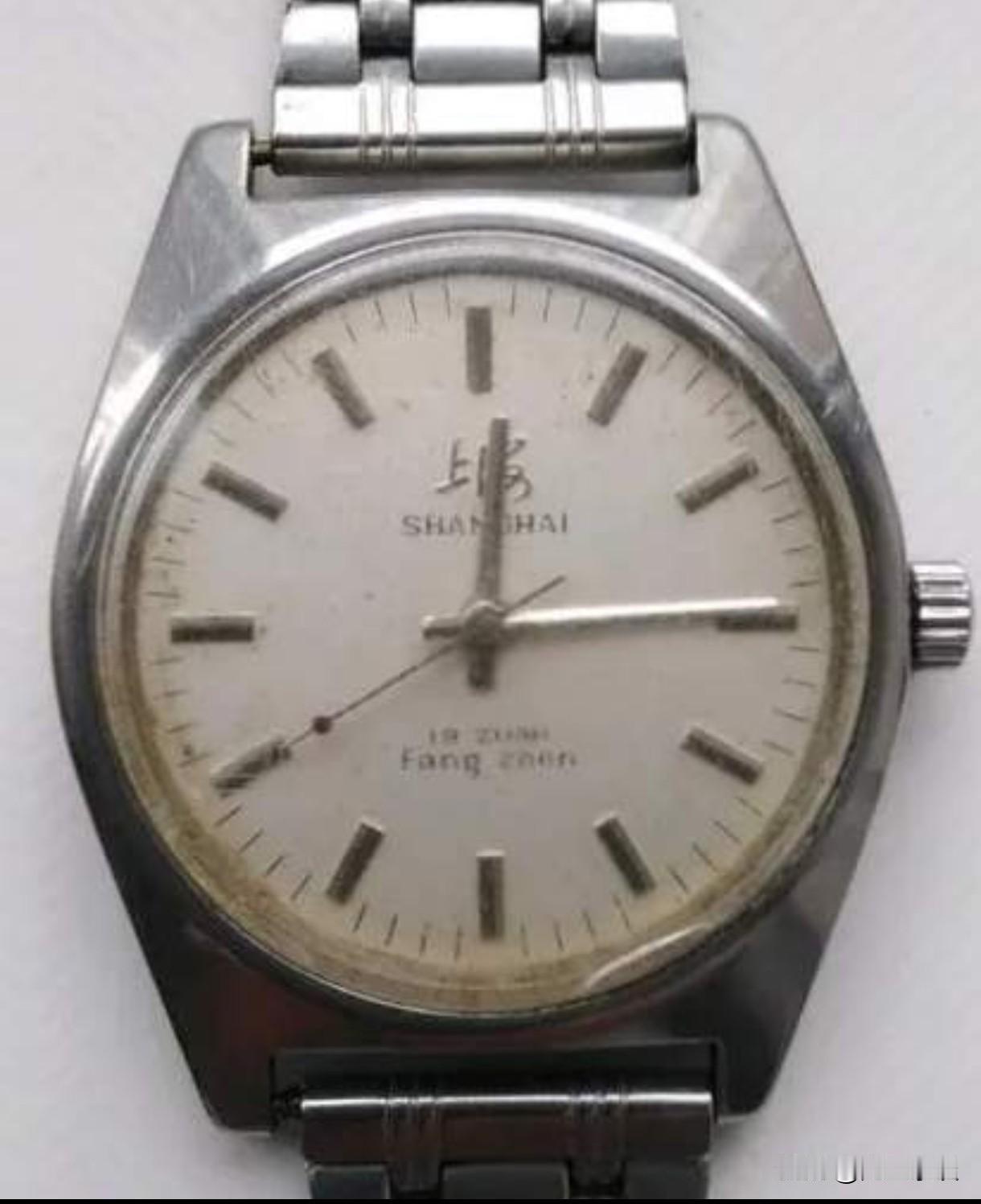 故事发生在1986年春节前夕。那时候，军校毕业提干后到连队任职。连队附近一个小商