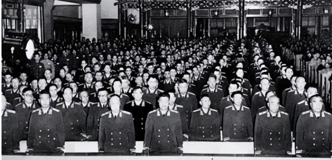 1955年，解放军评定军衔，名单刚一出来，贺龙就皱起了眉，他看见外甥廖汉生被列为