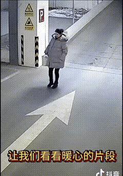 狗狗真的是用命在护着主人！一位孕妈在路上走着，家里狗狗突然猛地朝她