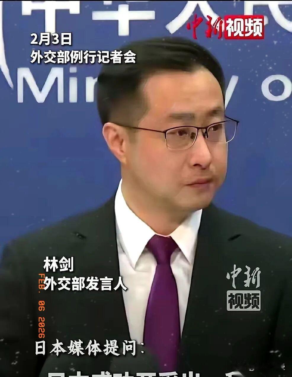 外交部记者会，一个日本记者拿到了话筒，整个人的腰板都挺得笔直。他清了清嗓子，对