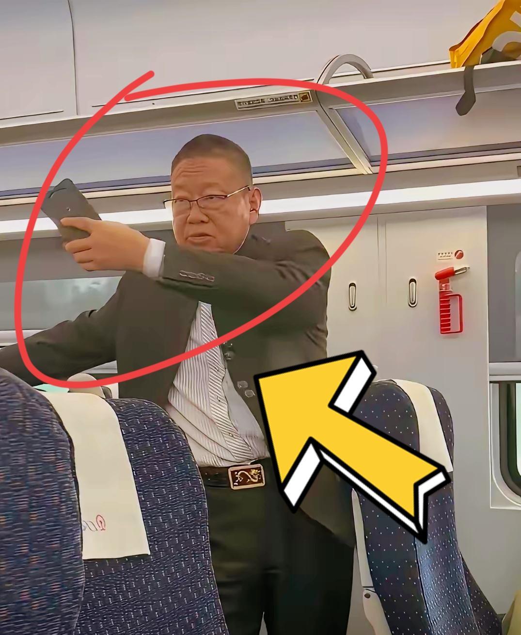 高铁上，那不到半岁的小婴儿哭得停不下来，宝妈怕吵到其他乘客，就抱着孩子去了车厢连