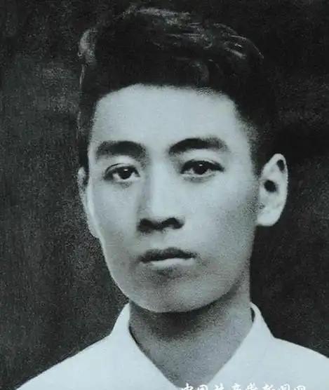 周恩来离开黄埔军校时，只有一位学生敢冒死前来送行，这在当时是比较难得的，这位学生