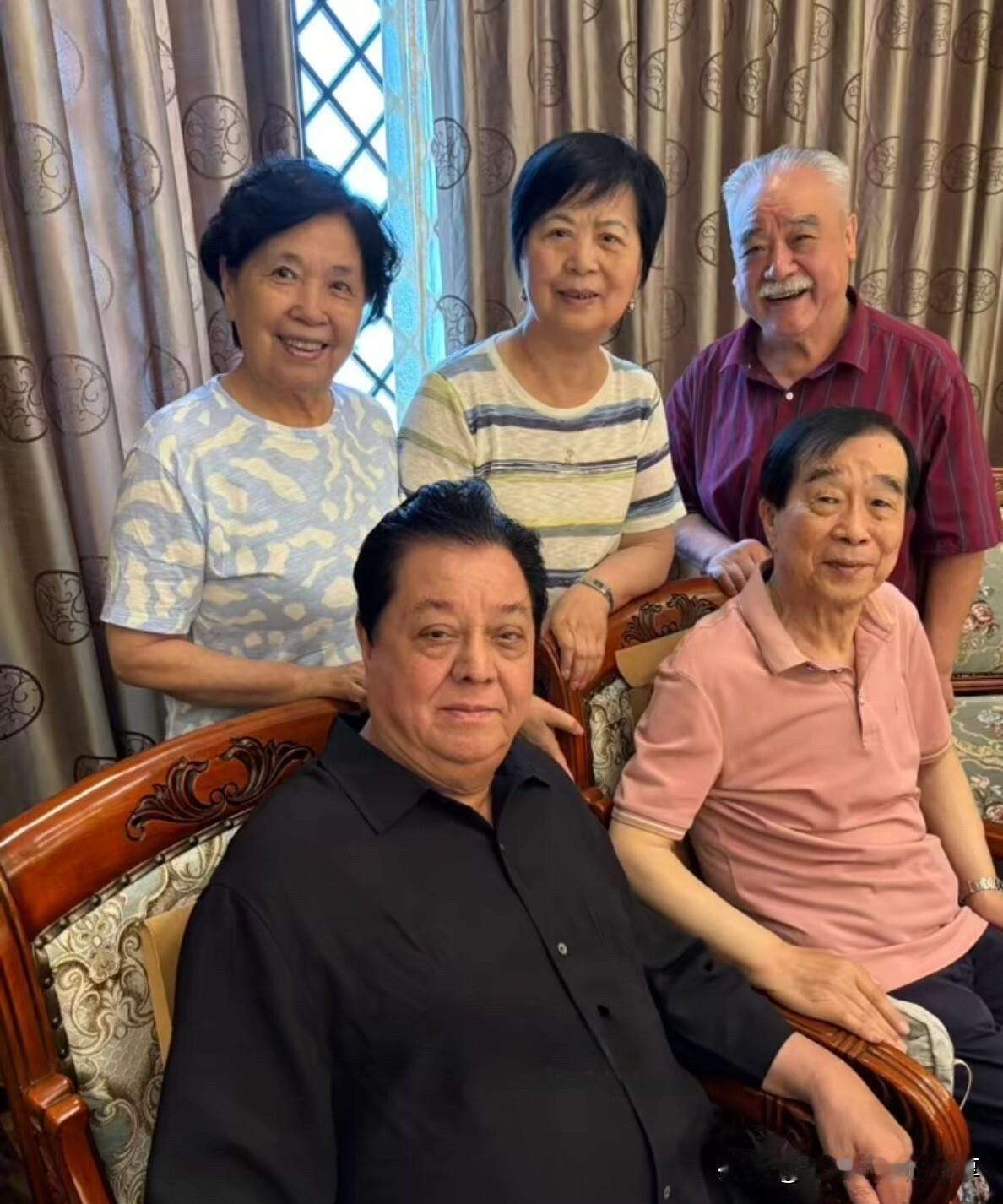 李金斗跟石富宽都是70多岁的老人了，几位难得相聚在一起，聊聊天，喝喝茶，挺轻松惬