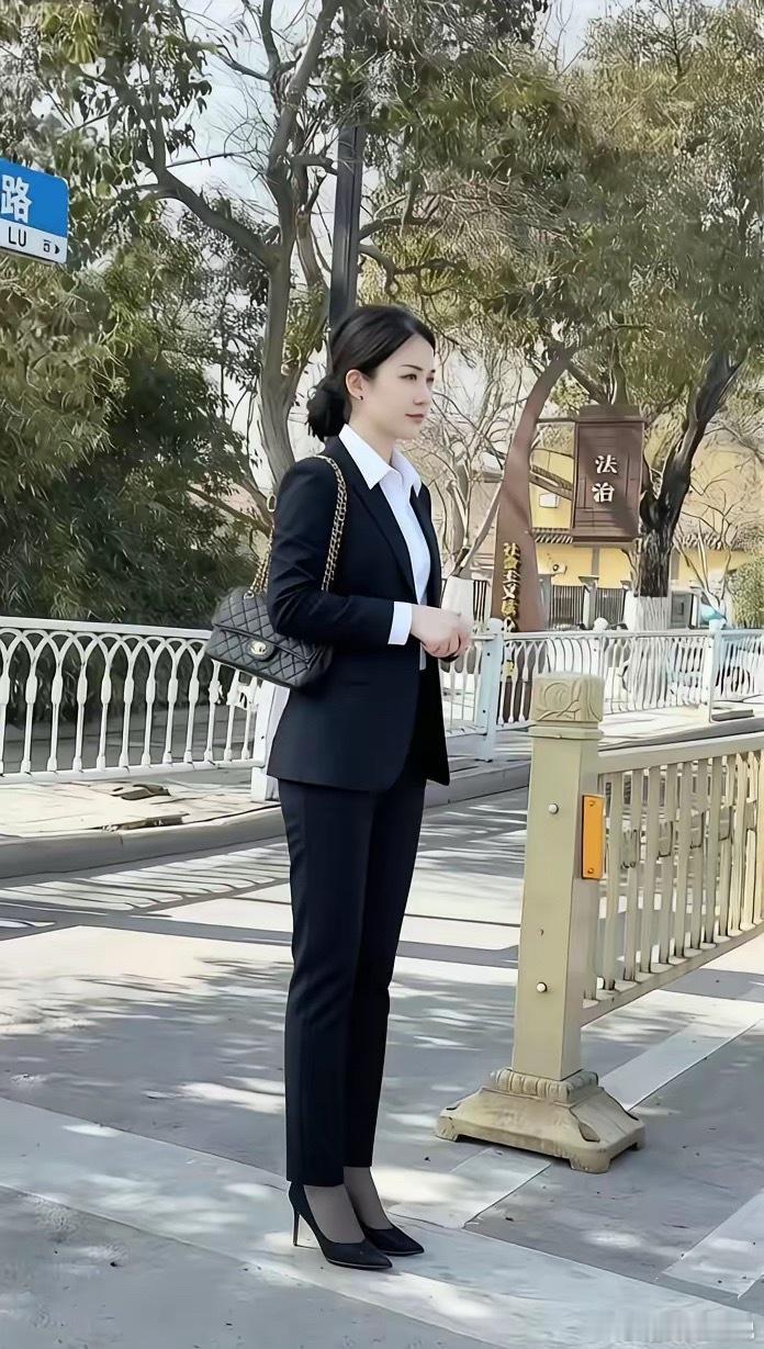 都市女强人风范，黑白配穿搭，优雅气质满满！