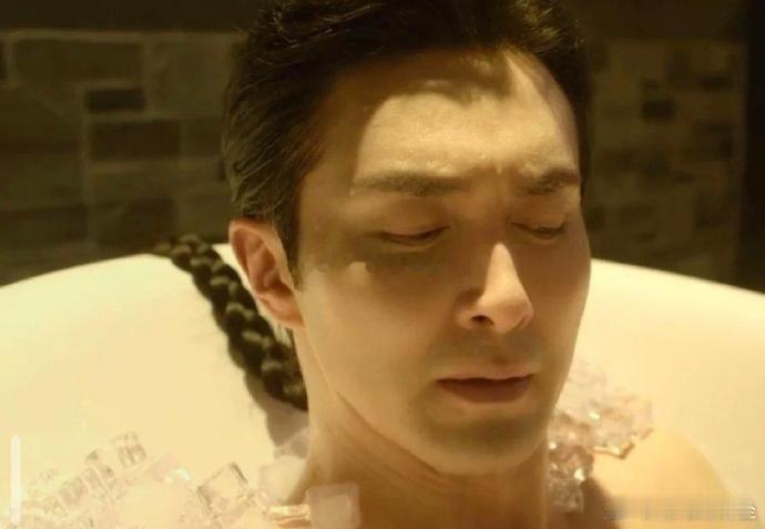 ​​终于知道演员拍浴缸洗澡戏，为什么不拍全身了，远景看着太尴尬了​​​​