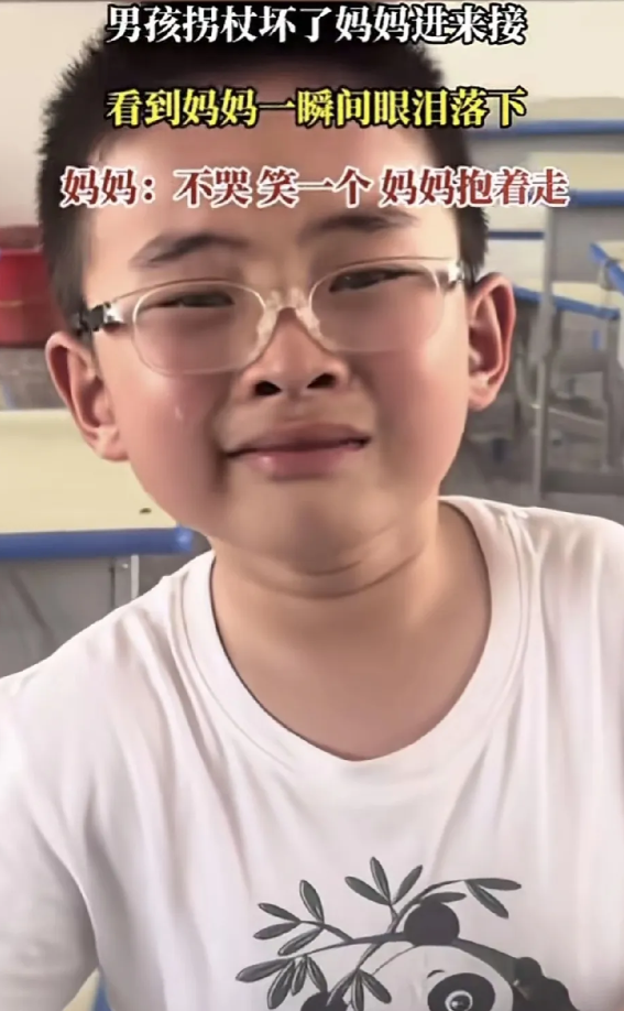 “眼泪止不住了！”安徽，一孩子坐在座位上，手里举着断掉的拐杖，看到妈妈从后门走进