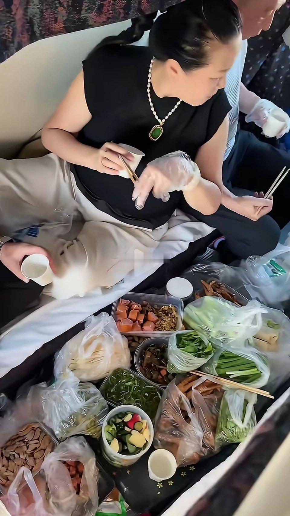 绿皮火车为什么这么火，这就是优势，高铁上能比吗​​​