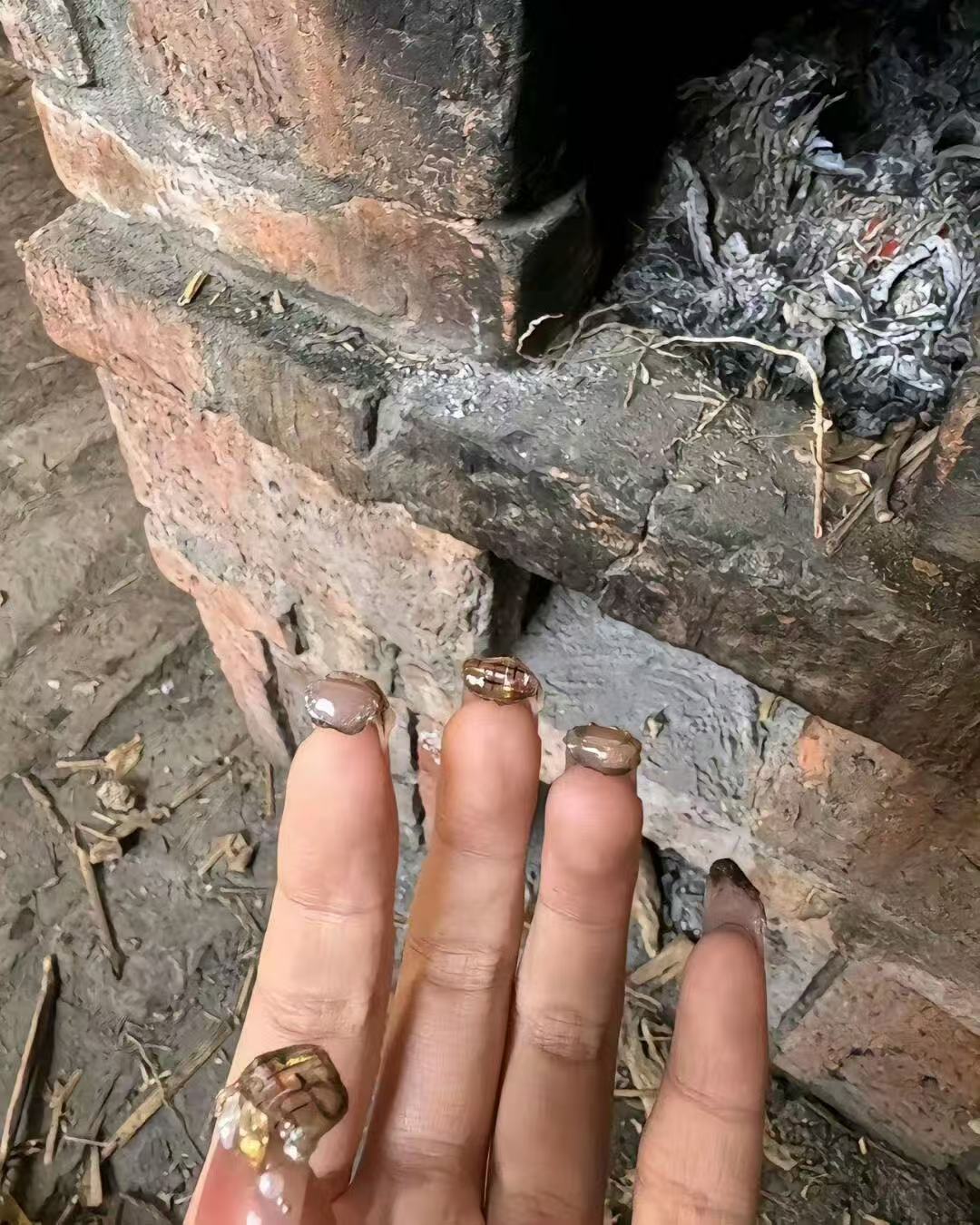 媳妇新做的美甲，做了一顿饭就这样了....