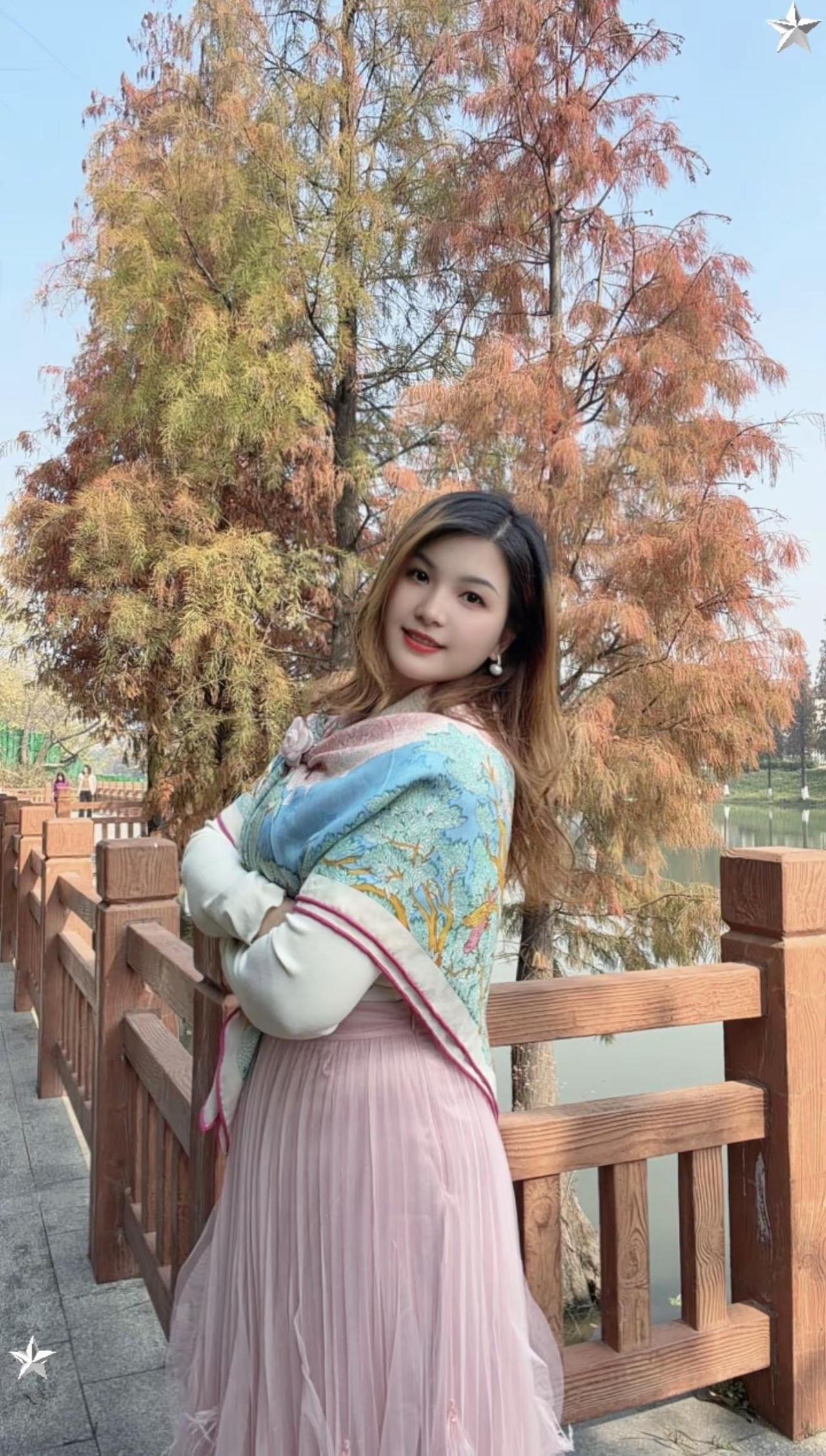 微胖女生冬季长裙我一点也不社恐，当天拍照的时候,刚好一个工地上几十工人刚好在