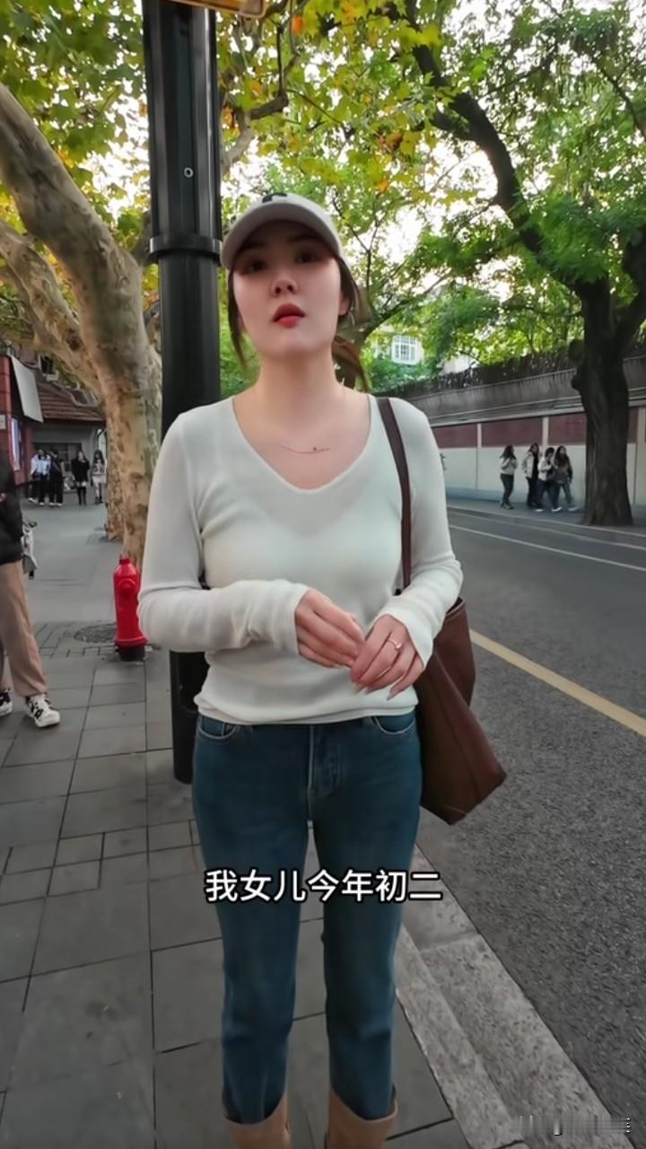 不说不知道，一说吓一跳！上海的一位女士看着只有20出头的样子，但一问年龄，女孩说