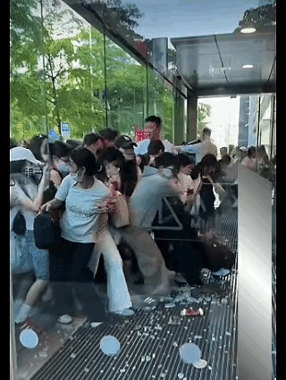 南宁万象城被张凌赫粉丝挤爆2026年5月31日，演员张凌赫在南宁万象城参加陌森眼