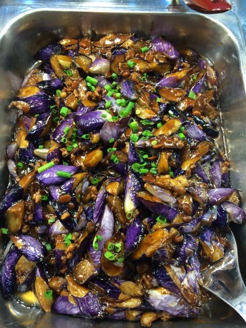 这几天天儿热，没什么胃口，中午在单位食堂就想吃点刺激的、顺口的。但单位食堂最常