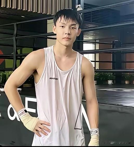 徐杰拿顶薪合同易如反掌！广东男篮进入休赛期，球员们各有各的安排。比如杜润旺参观