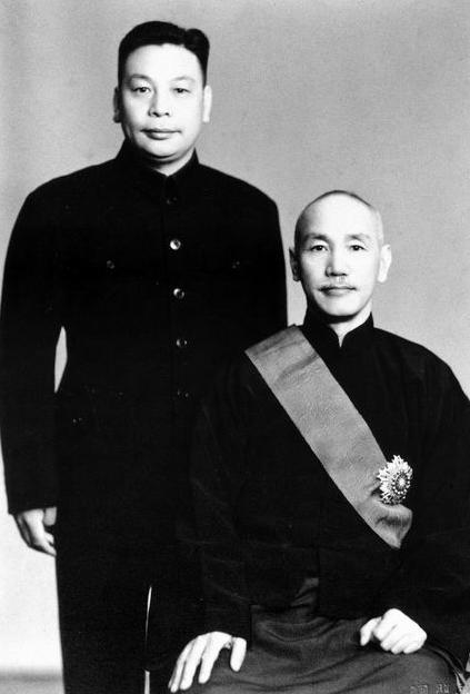 蒋介石与蒋经国这对父子长得一点不像，蒋介石身材挺拔，蒋经国却身材丰盈，两人无论从