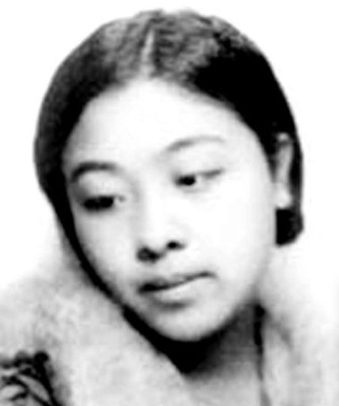 1928年，女作家丁玲同时爱上了两个男人，她谁都无法放弃，于是便提出了三人同居，