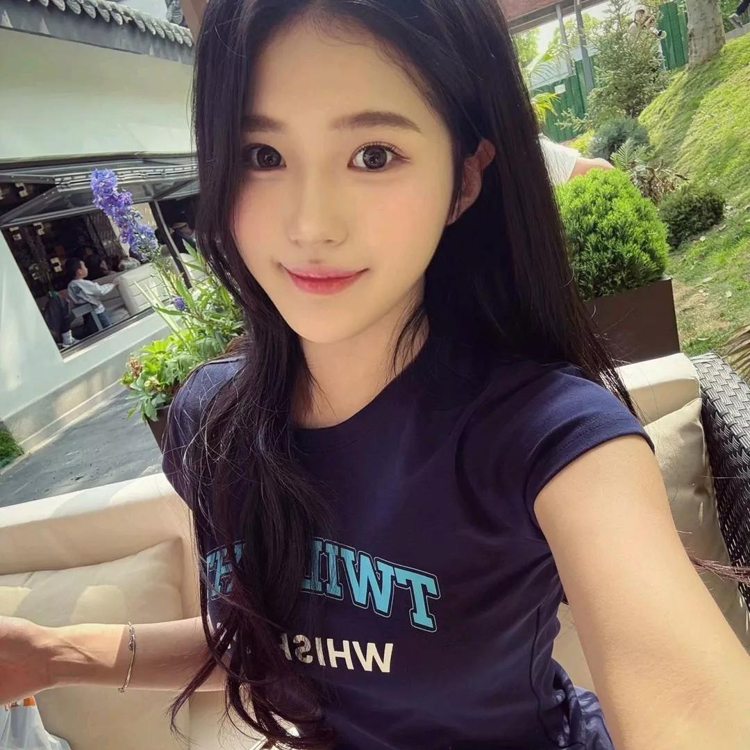 阳光明媚的午后，在咖啡馆享受悠闲时光。秋日里的咖啡馆下午茶甜系下午茶居家浪