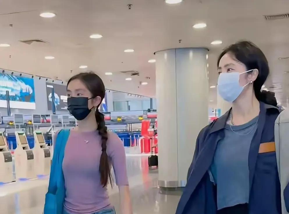 19岁黄多多放暑假回国啦，妈妈孙莉去接的……发现没有？黄多多与妈妈孙莉同框，母女