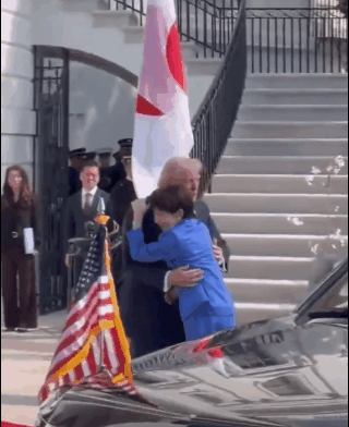 高市早苗的车刚到白宫门口，就赶紧下车与特朗普拥抱致意，等到专车开走后，高市早苗又