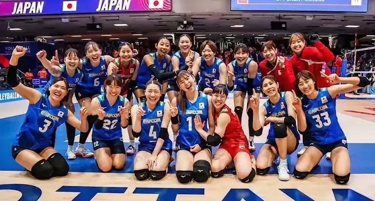 排坦大变样啊，日本女拍3-0击败塞尔维亚，日本队还出了两个厉害的攻手，以前都没听