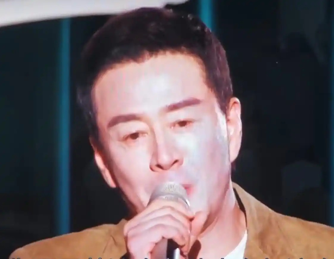前几年的杨坤可是大家十分喜欢的艺人之一，自从他与那英一起打压草根，收到极坏的口碑