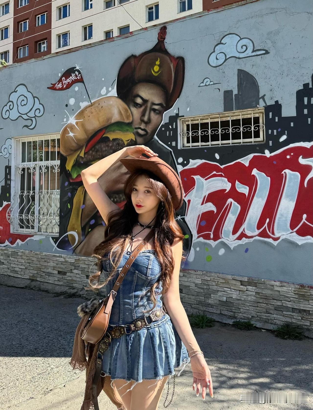 揣上简单的行囊，奔赴山海与远方。看日出吻过海平面，听晚风掠过青草地。把鸡毛蒜皮留