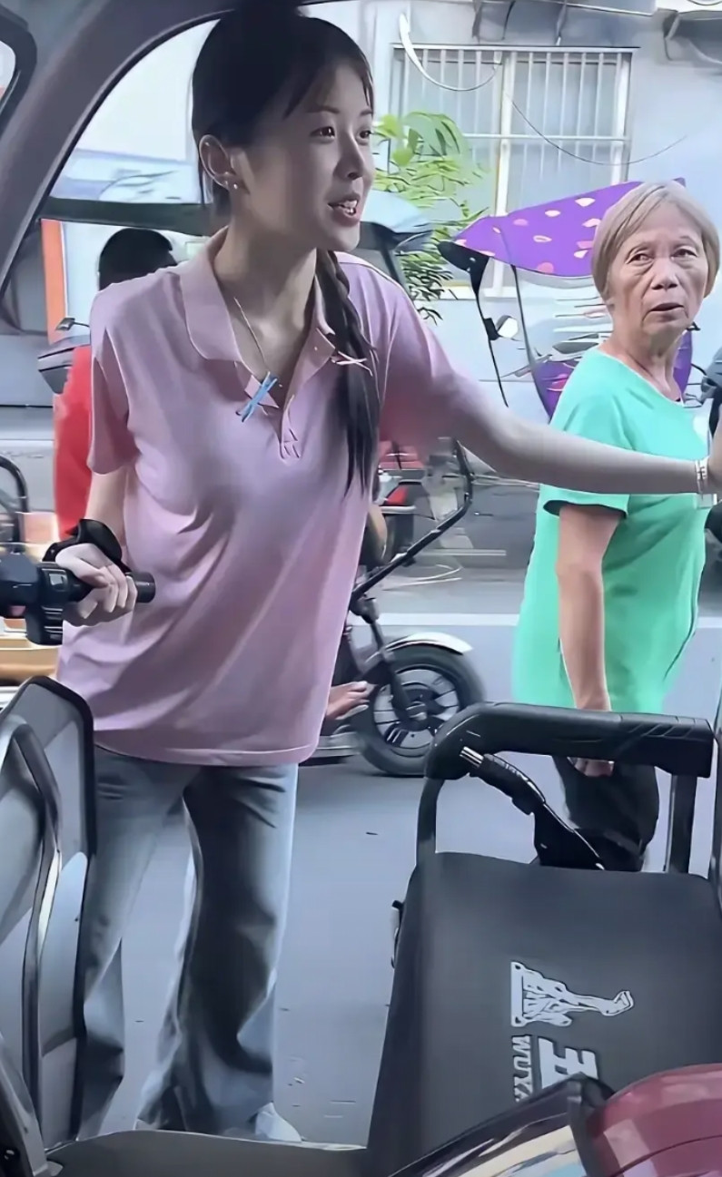 明人不说暗话，这是一个黄花女孩子！