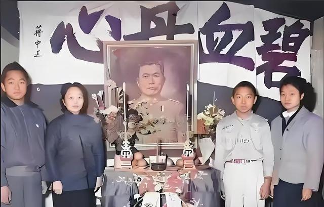 1949年，国军中将邱清泉战死后，他的妻子叶蕤君来不及哀痛就慌不迭地带着孩子