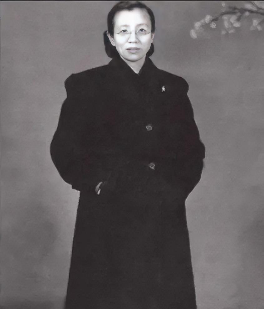 1949年南京解放后，一位贵妇走到南京总统府前，对哨兵说道：“我是陈修良，我想见