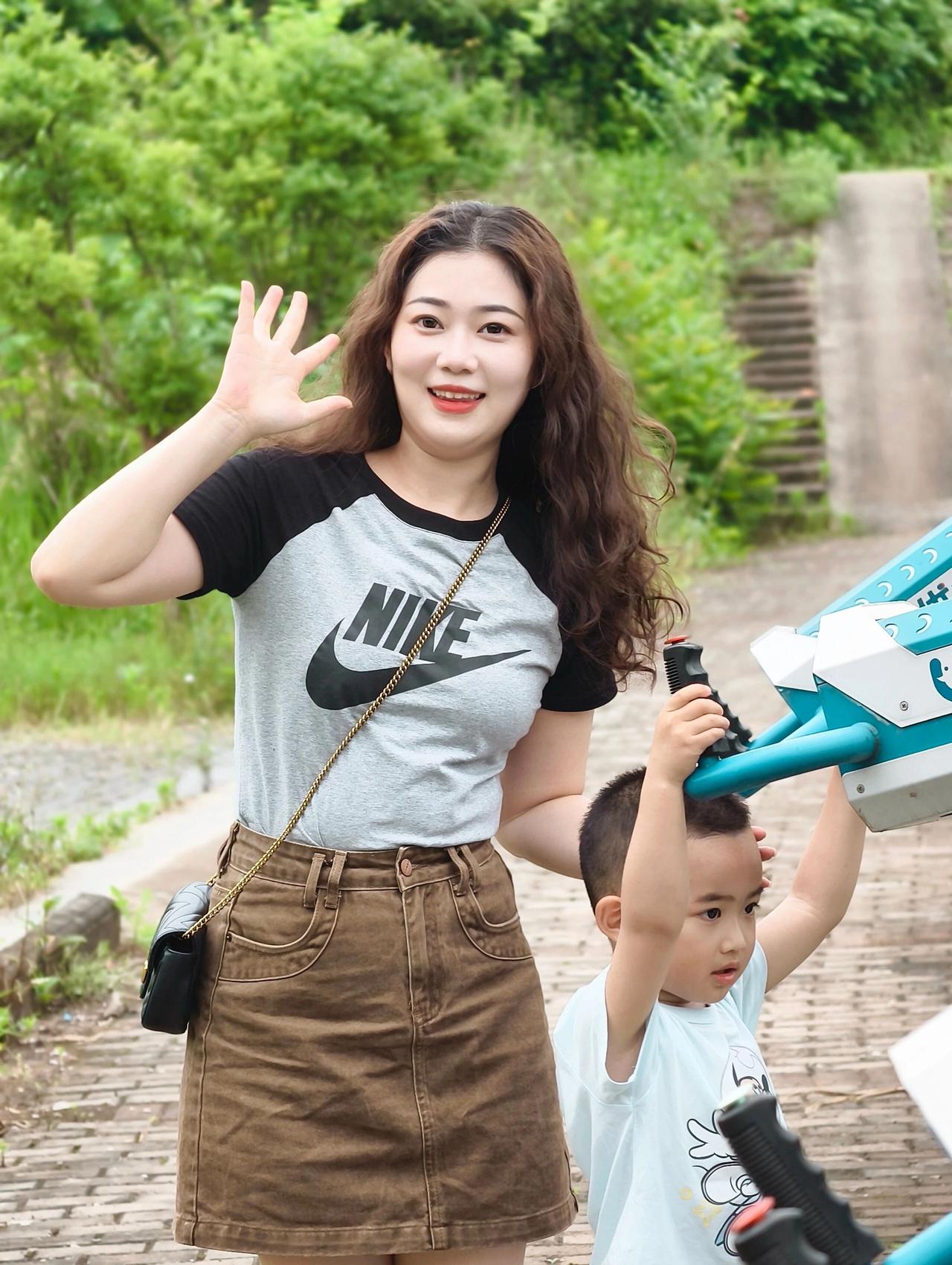 夏日亲子时光，妈妈与宝宝一起欢乐玩耍！🌞👩‍👧‍👦