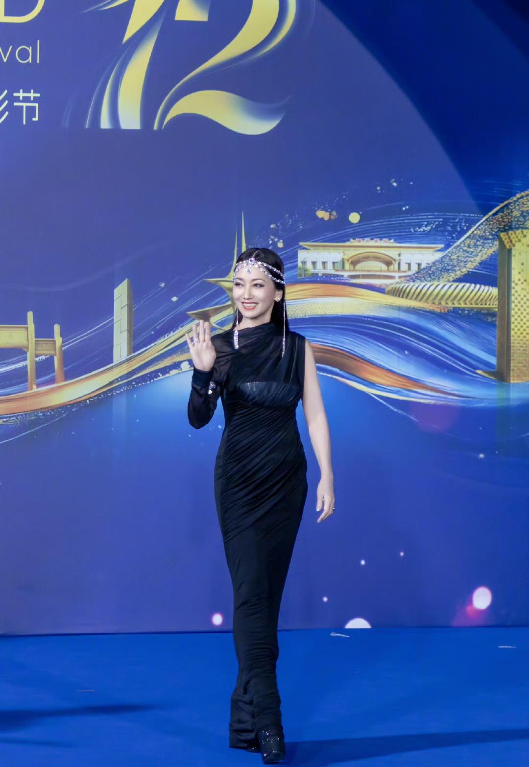 赵雅芝亮相第十二届丝绸之路国际电影节，这造型也太美了吧，差点认不出……72岁
