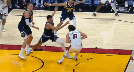 约基奇被队友误伤!!难受啊！[惊恐][惊恐][惊恐]