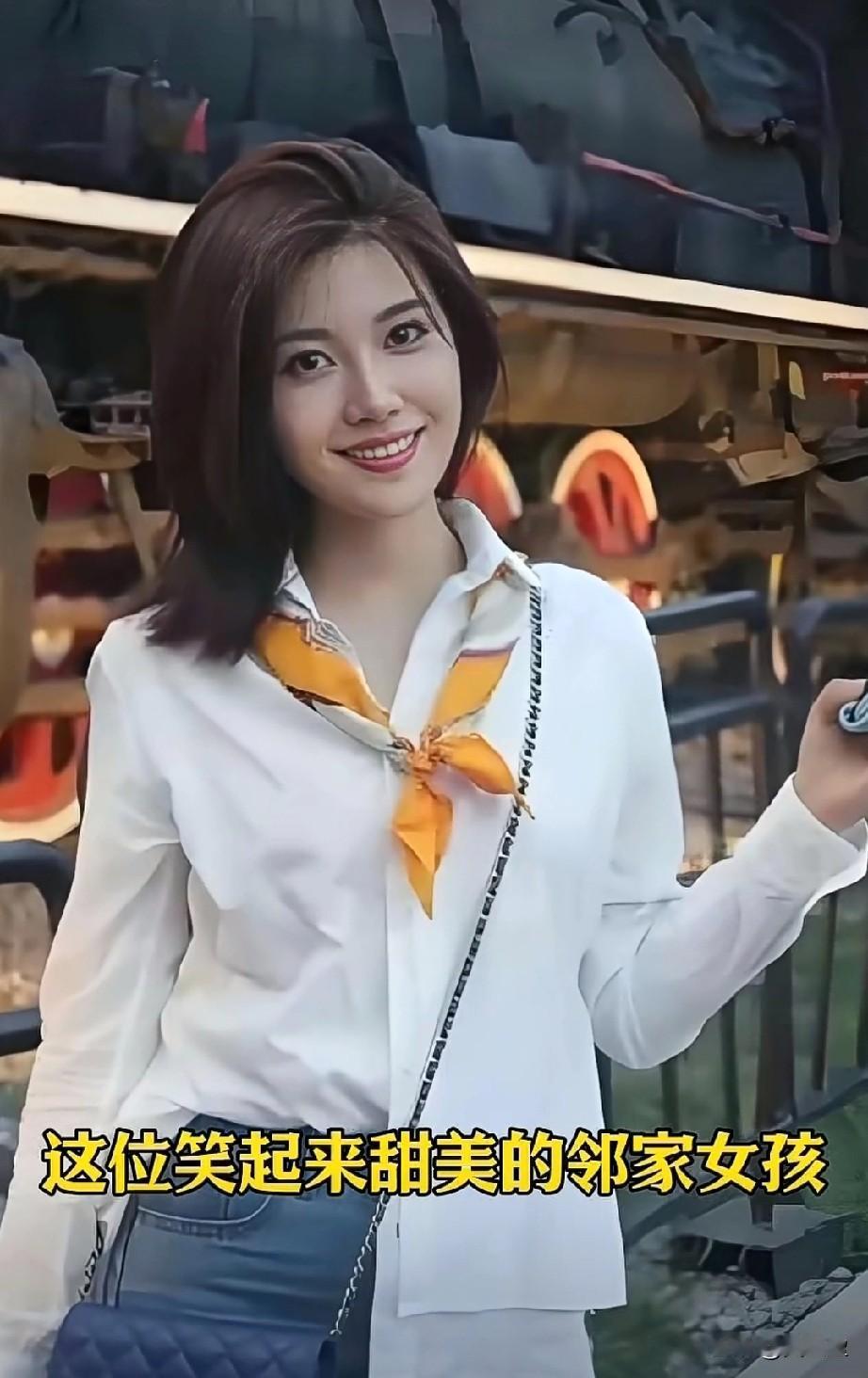 央视又出美女主播！这反差感也太大了吧！谁能想到镜头前严肃的她私下这么甜，这张照