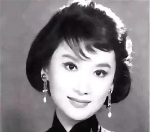 1916年，于凤至嫁给张学良。新婚夜，她对张学良说：“不许在外边沾花惹草。”张学