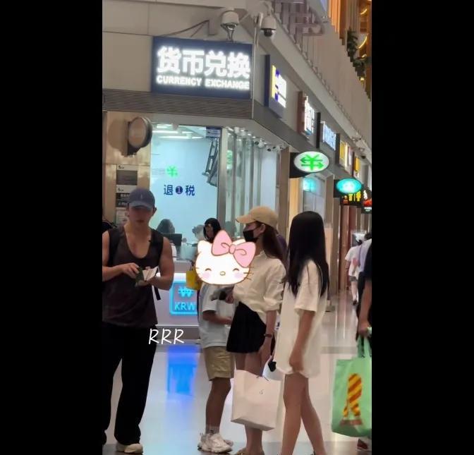 当初大s千难万阻不让两个孩子，回北京见爷爷奶奶，百般刁难，现在可好，两个孩子，随