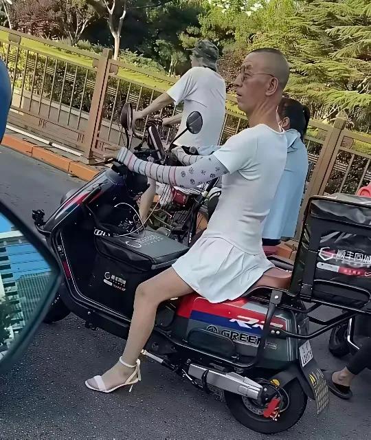 大爷真时尚夏天穿这套应该很凉爽吧[笑着哭]