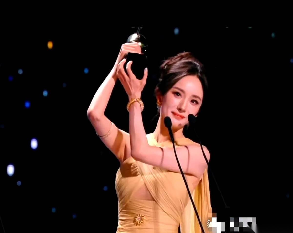 尖叫女神给了白鹿。杨幂就坐在台下。全场唯一的85花顶流，坐在那儿，看别人拿奖