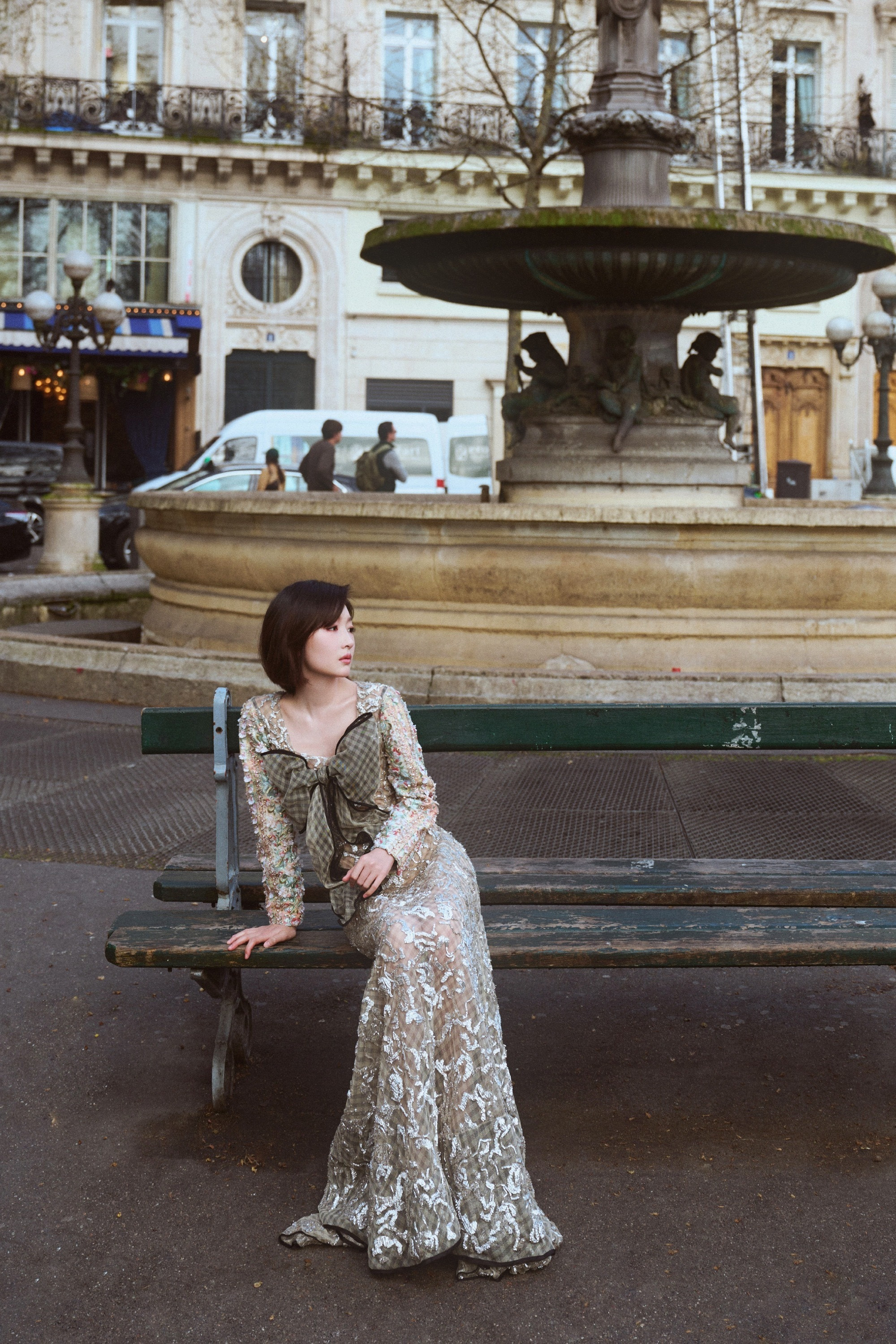 巴黎时装周上的周冬雨巴黎时装周周冬雨亮相，银白亮片长裙灵动吸睛，利落短发搭配先