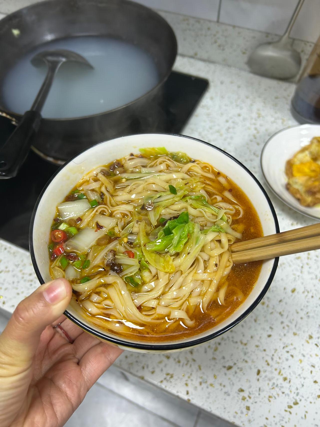 以前我非常不理解，一些退了休的人，把自己关在家里，一天都不带下楼的，我就觉得是