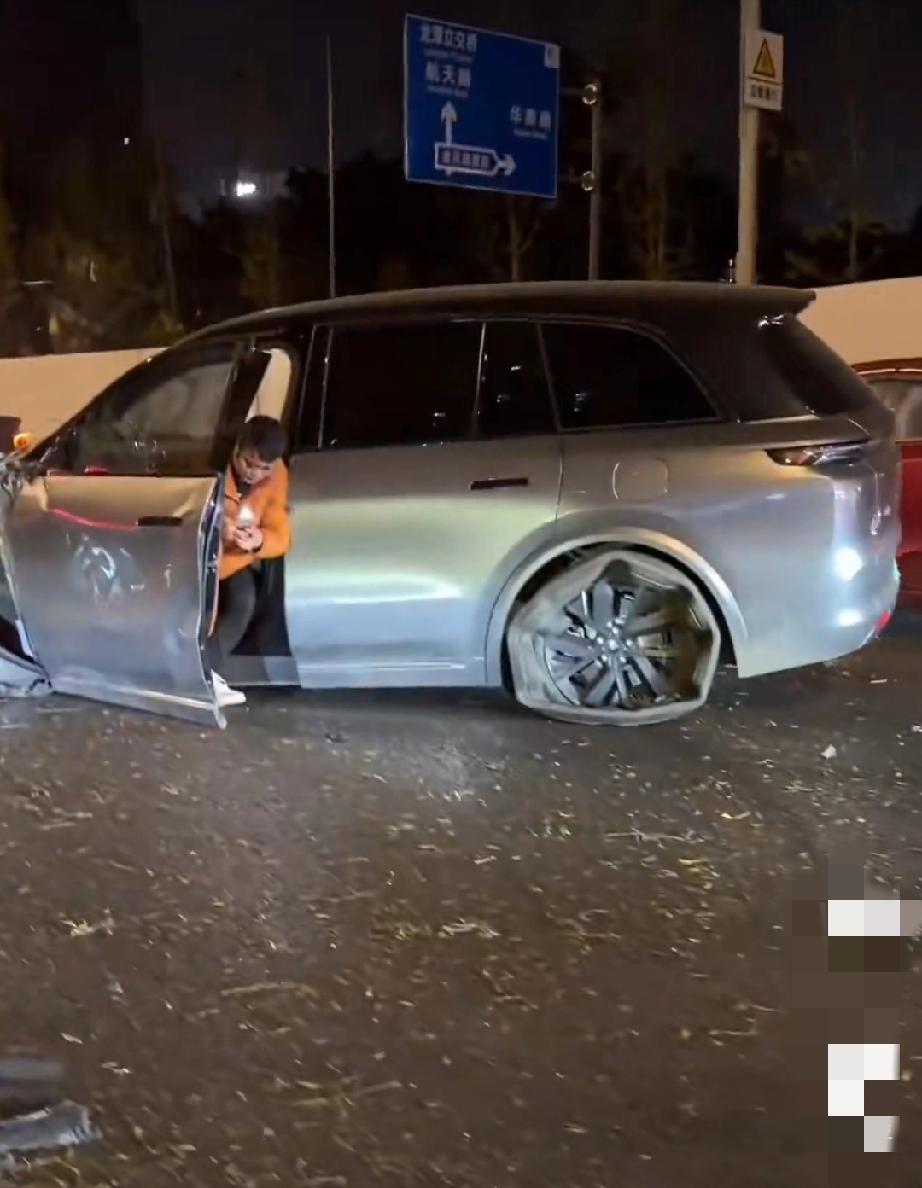 某想汽车跟大货车发生碰撞，这次真的把大货车给干翻了。不过貌似这台小车也是损毁严