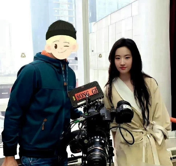 考古刘亦菲16岁的时候一张照片，果然是美女没有尴尬期​​​