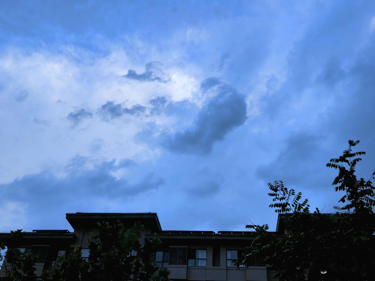 天津强雷暴之夜。昨夜的天津，一场雷雨闹得整夜未歇。暗沉沉的夜空里，闪电接连划破