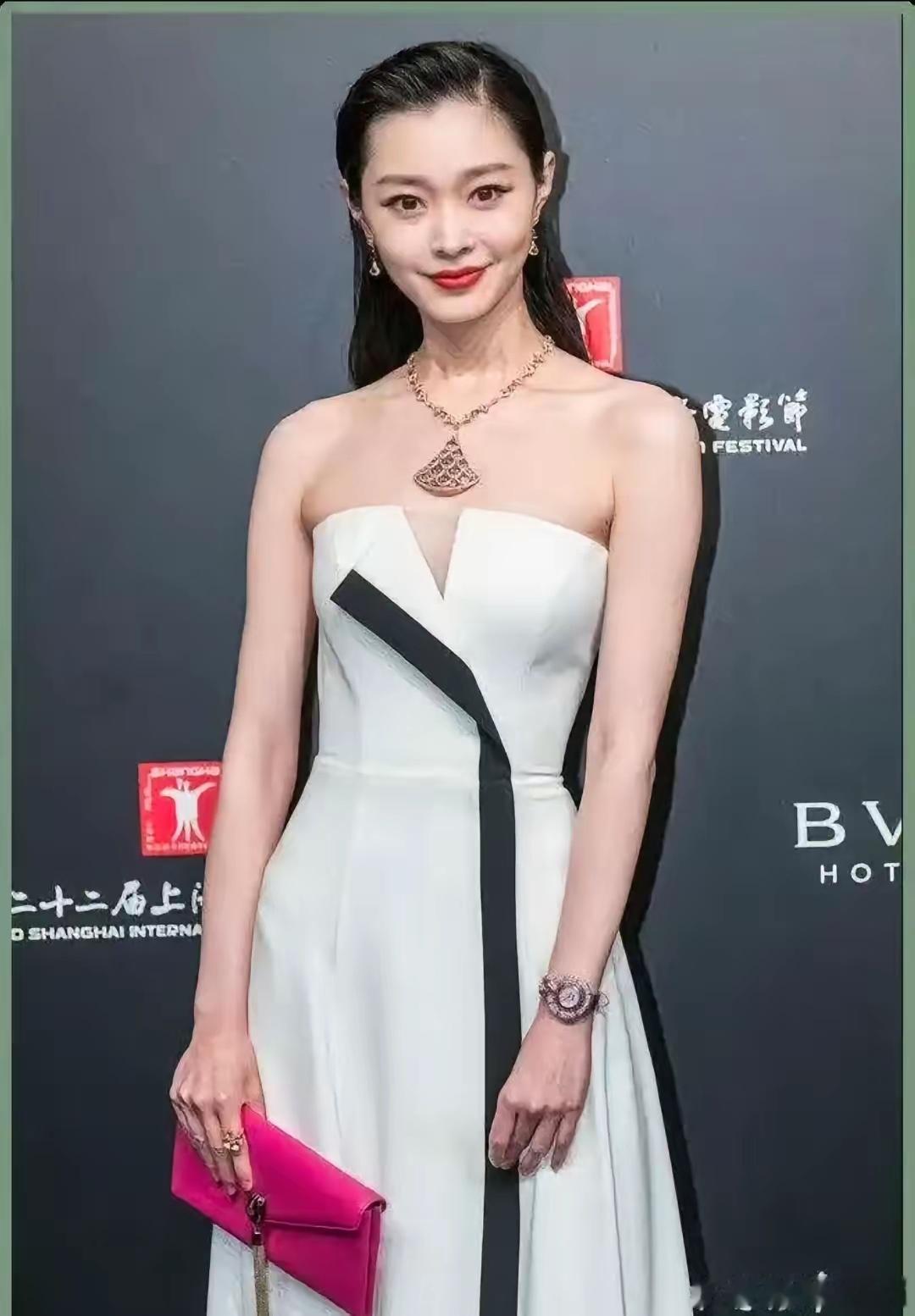 好看是好看，就是太瘦了！感觉她这种身材就得增肥才行！