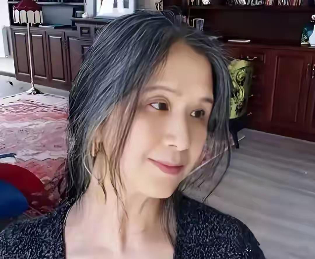 近年来，随着社会观念的不断演变，上海的第一批“女光棍”逐渐步入了养老阶段，她们的