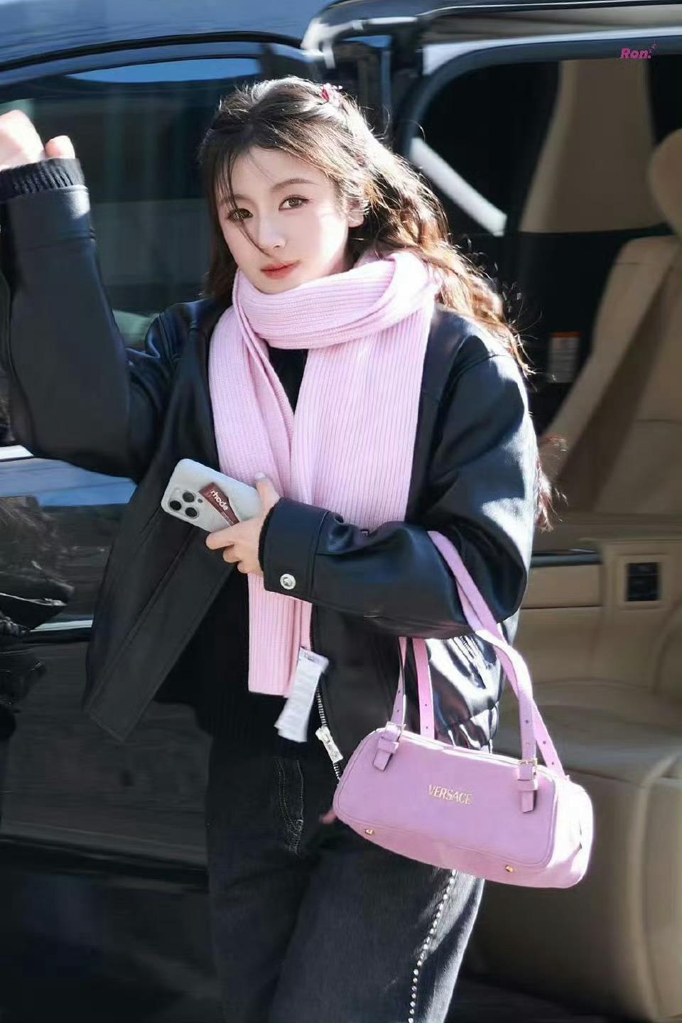 李兰迪皮衣穿出芭比感黑皮衣搭粉围巾也太会搭了，黑皮衣也挡不住的甜妹感