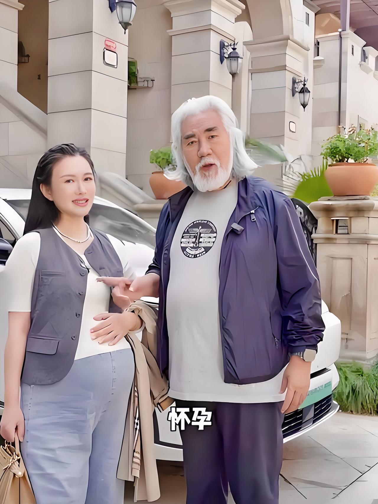 我们是真爱！昔日，张纪中带着杜星霖出门散心的画面，这个时候的她已经怀孕39周了
